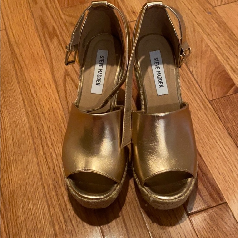 Steve Madden - Beautiful Gold Wedge